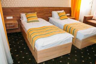 Отель RioRo Миргород Просторный двухместный номер с 2 отдельными кроватями-2