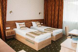 Отель RioRo Миргород Просторный двухместный номер с 2 отдельными кроватями-3