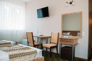 Отель RioRo Миргород Просторный двухместный номер с 2 отдельными кроватями-16