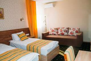 Отель RioRo Миргород Просторный двухместный номер с 2 отдельными кроватями-18